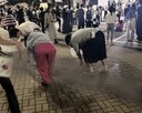 남성,시위,경찰,흉기