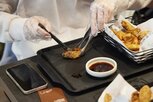 치킨,교촌,조리,붓질,교육원,체험,외국인,소스,직접,현재