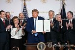 트럼프,대통령,정부,웹사이트,연방,출시,서비스,챗봇,민원