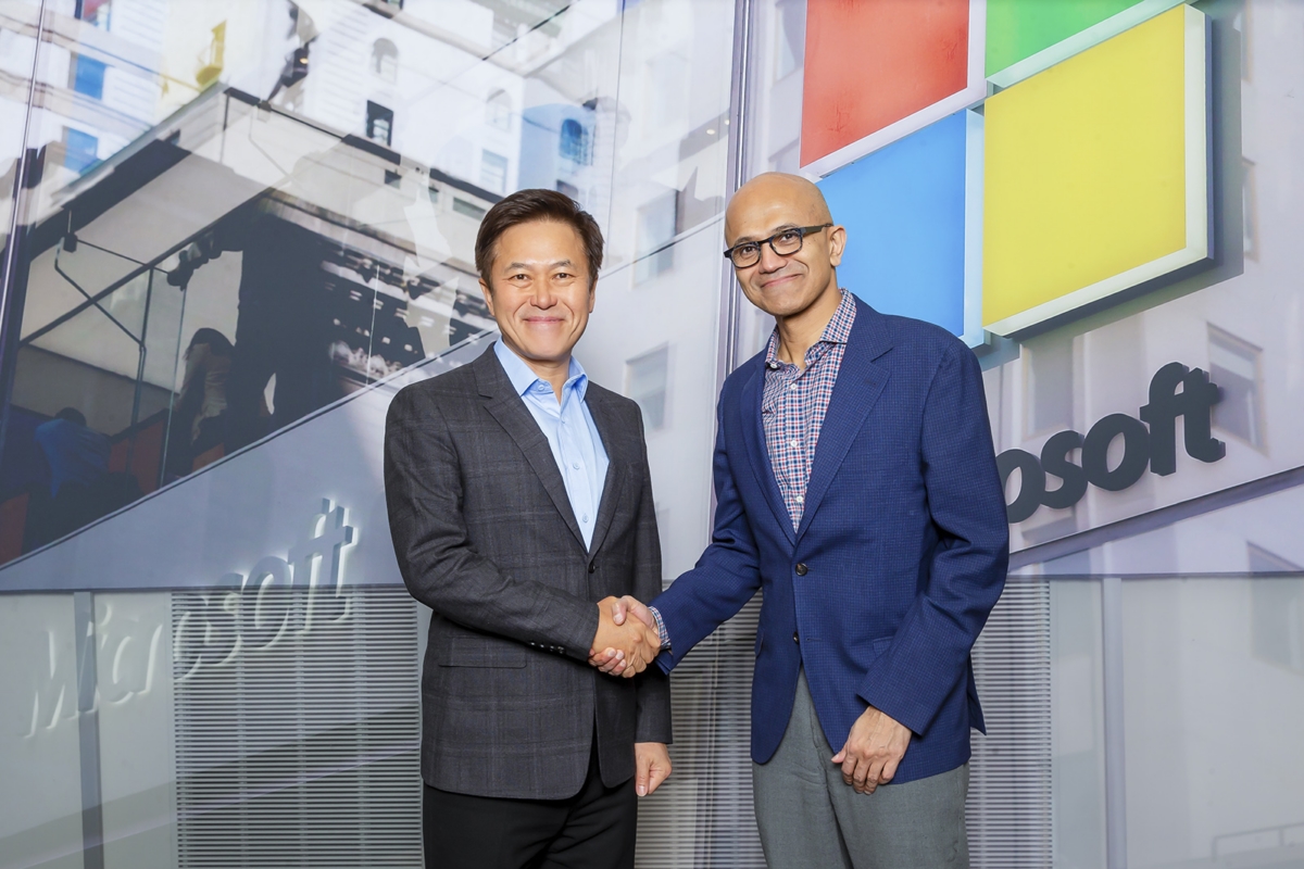 박정호 SKT 사장과 사티아 나델라(Satya Nadella) 마이크로소프트 CEO