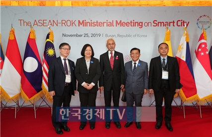 변창흠 LH 사장(왼쪽 첫 번째), 카마를 이브니 아흐마드 말레이시아 주택지방정부부 부장관(왼쪽 세 번째)을 비롯한 관계자들이 기념사진을 촬영하고 있다.