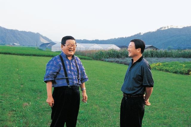 1999년 구자경 LG명예회장(왼쪽)과 고 구본무 LG회장(오른쪽)이 담소하고 있는 모습