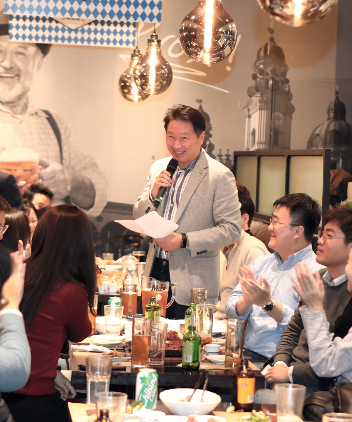 최태원 SK회장이 지난 13일 경기 성남시 한 음식점에서 분당지역 구성원들과 번개모임 형식의 98차 행복토크를 하고 있다.