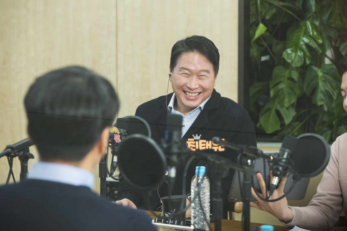 최태원 SK회장이 지난 17일 서울 종로구 서린동 SK빌딩에서 `보이는 라디오` 형식의 99차 행복토크를 하고 있다.