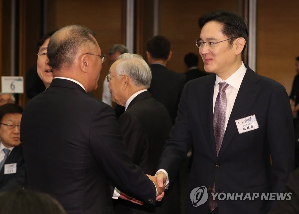 2일 정부 신년합동인사회에서 이재용 삼성전자 부회장과 정의선 현대차그룹 수석부회장이 인사하고 있다.