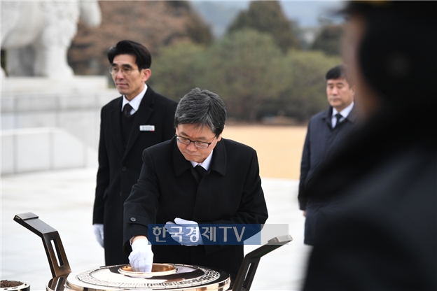 ▲손병석 한국철도 사장(가운데)이 2일 오전 철도 참전 유공자가 모셔진 국립 대전현충원을 찾아 철도 순직 영령의 넋을 추모했다. 사진제공=한국철도.