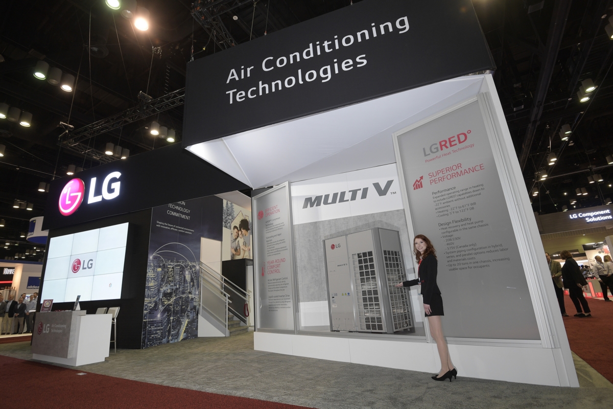 LG전자 시스템 에어컨 대표제품인 `멀티브이 5세대(Multi V 5)` 제품을 소개하고 있다.