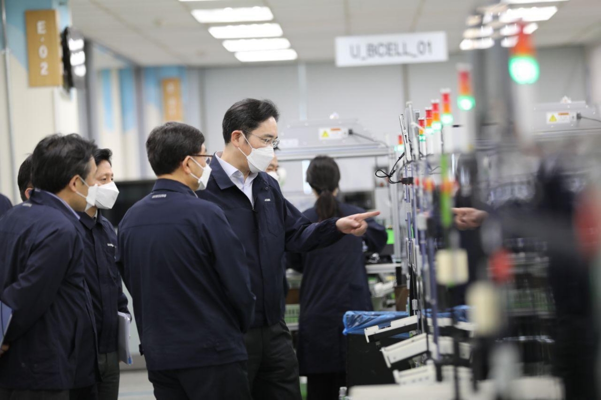 이재용 삼성전자 부회장이 3일 구미사업장에서 스마트폰 생산 공장을 점검하고 있다. (삼성전자 제공)