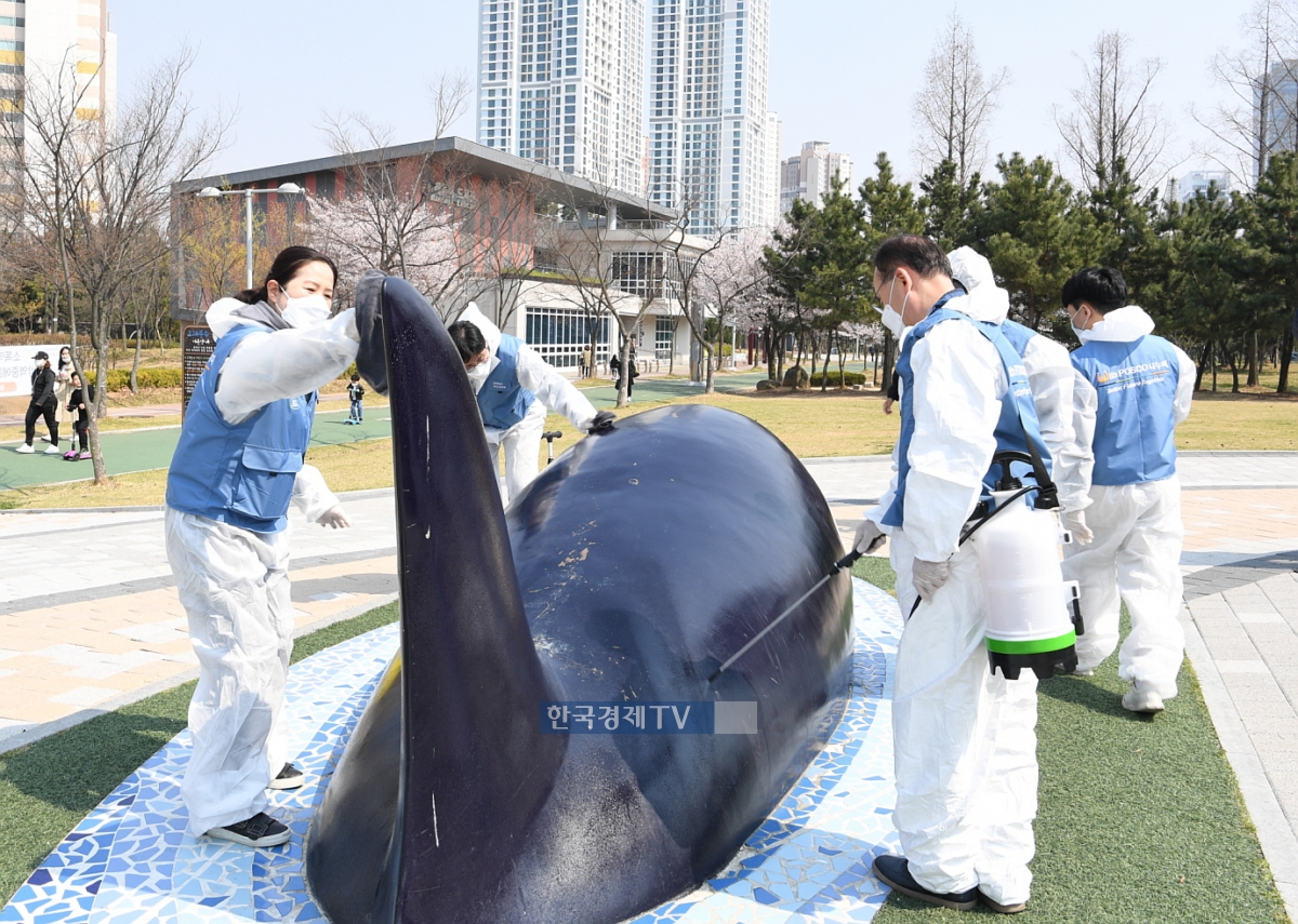 ▲포스코건설 임직원들이 인천지역 공원의 다중이용시설을 찾아 방역활동을 진행했다. 사진제공=포스코건설.