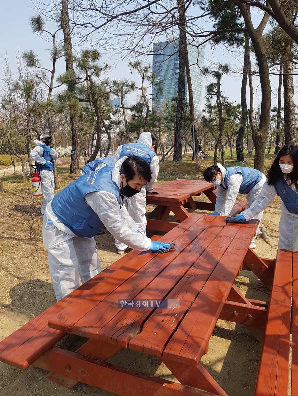 ▲포스코건설 임직원들이 인천지역 공원의 다중이용시설을 찾아 방역활동을 진행했다. 사진제공=포스코건설.