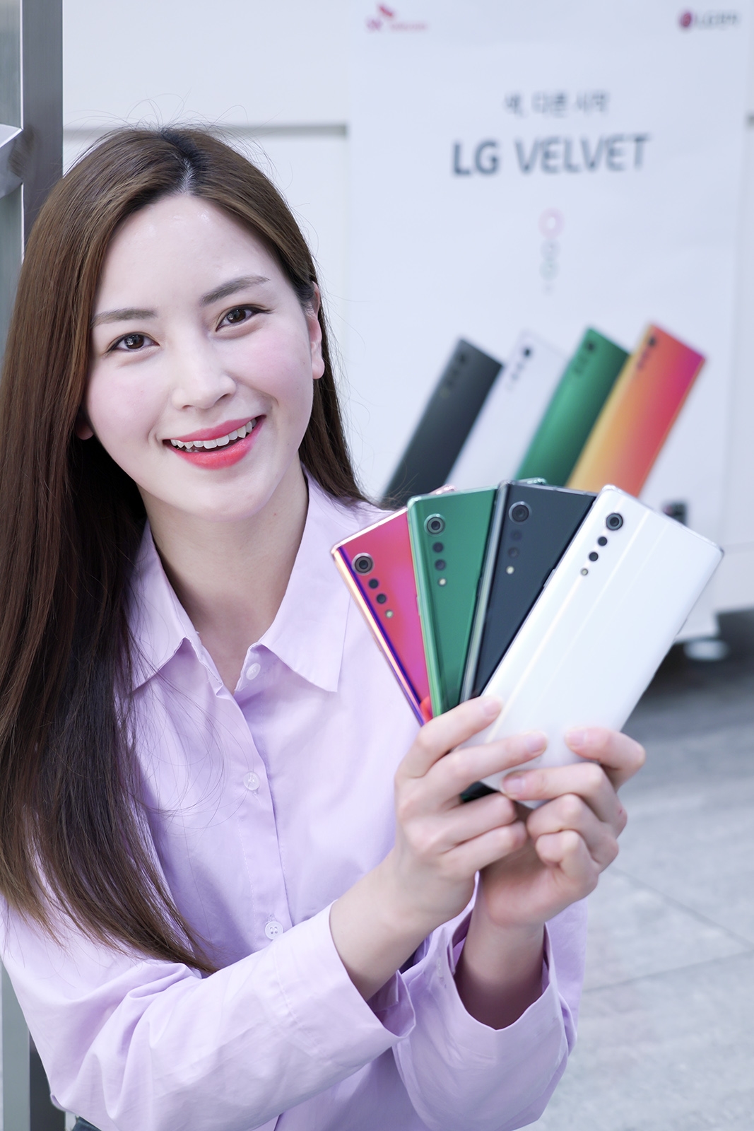 SK텔레콤 홍보모델이 T월드 매장에서 LG 벨벳 스마트폰을 소개하고 있다.