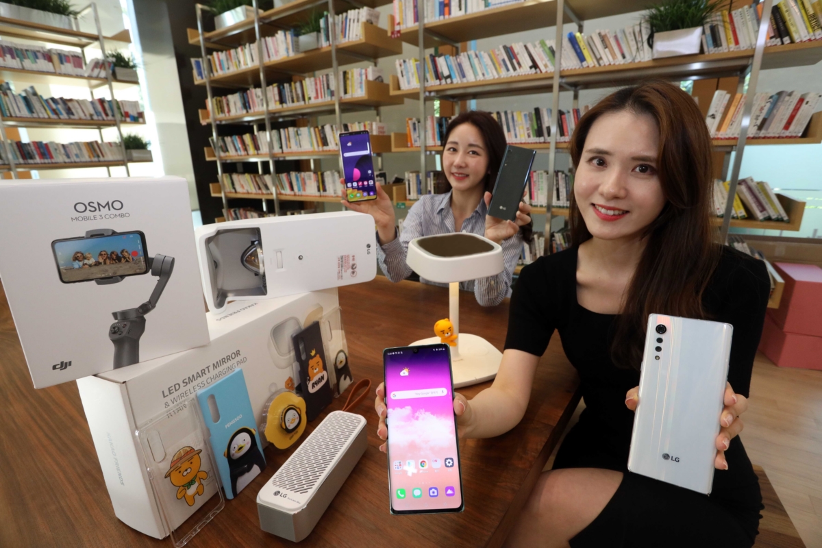 LG유플러스 홍보모델이 LG 벨벳 스마트폰을 소개하고 있다.