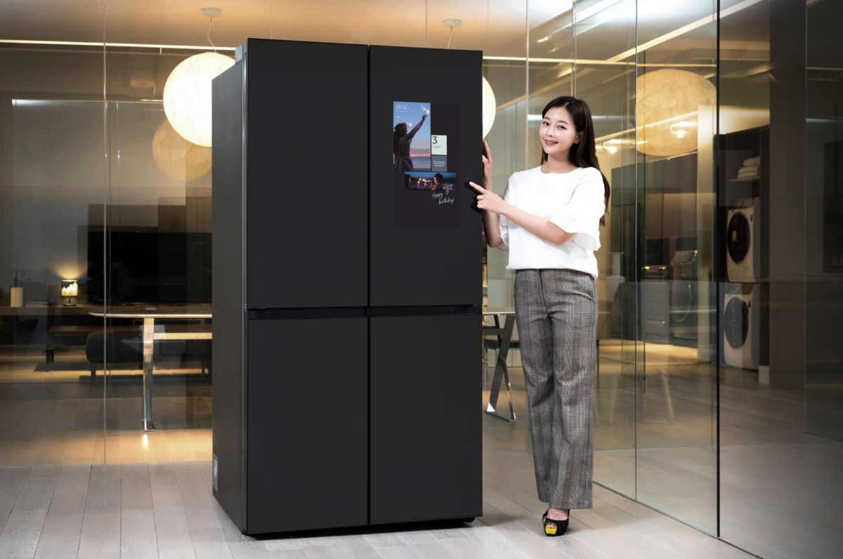 삼성전자 모델이 수원 삼성전자 디지털시티 프리미엄하우스에서 패밀리허브가 적용된 비스포크 냉장고 신제품을 소개하고 있다.