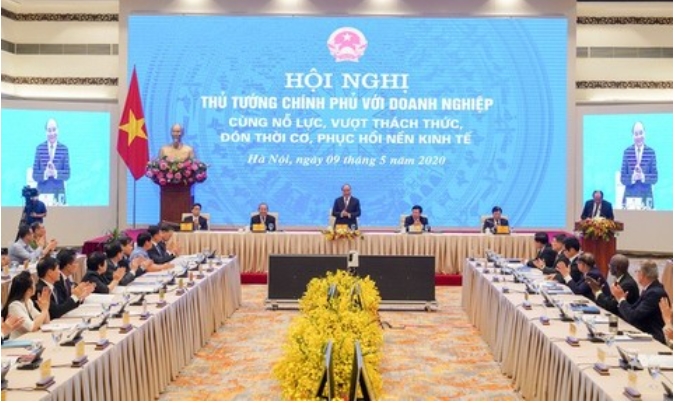 응웬 쑤언 푹(Nguyen Xuan Phuc) 베트남 총리가 9일 하노이에서 공무원 및 국내외 기업인들이 모인 자리에서 경제회복 방안을 설명하고 있다. 출처: bizhub