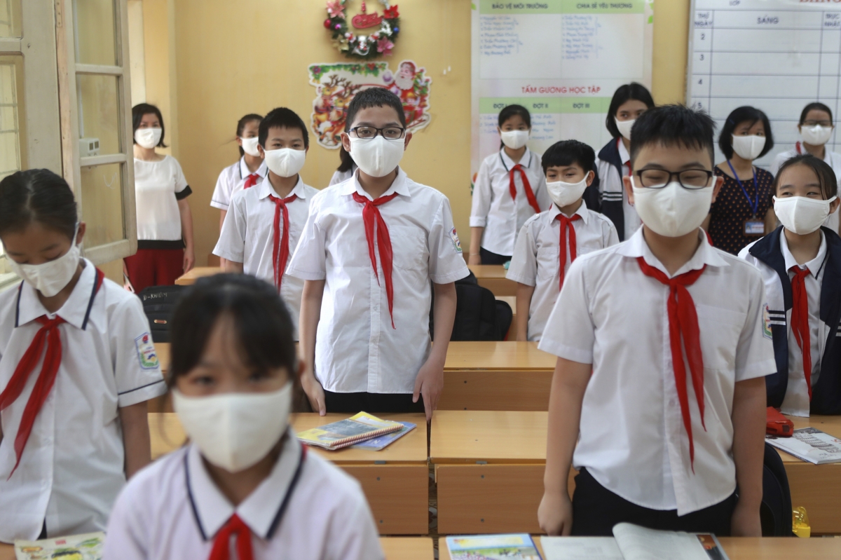 코로나 19 사태로 진행된 3달간의 온라인 학습기간을 마치고 수업을 재개한 5월4일 하노이 초등학교 모습. 학생들과 선생님이 모두 마스크를 착용한 채 수업 시작에 앞서 국가를 부르고 있다.