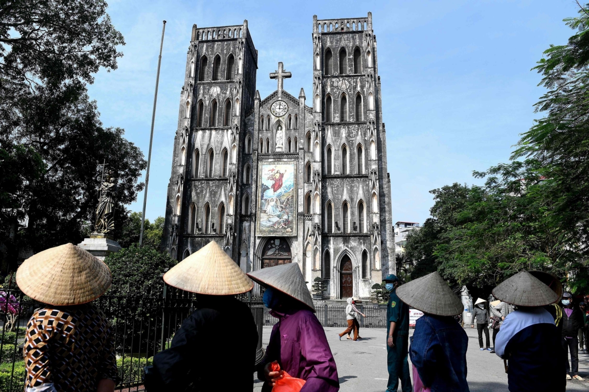 하노이 성 요셉 성당 주변. 사회적 격리가 해제되고 관광이 허용됐지만 일부 내국인들 외에 외국관광객들은 한 명도 찾아볼 수가 없다