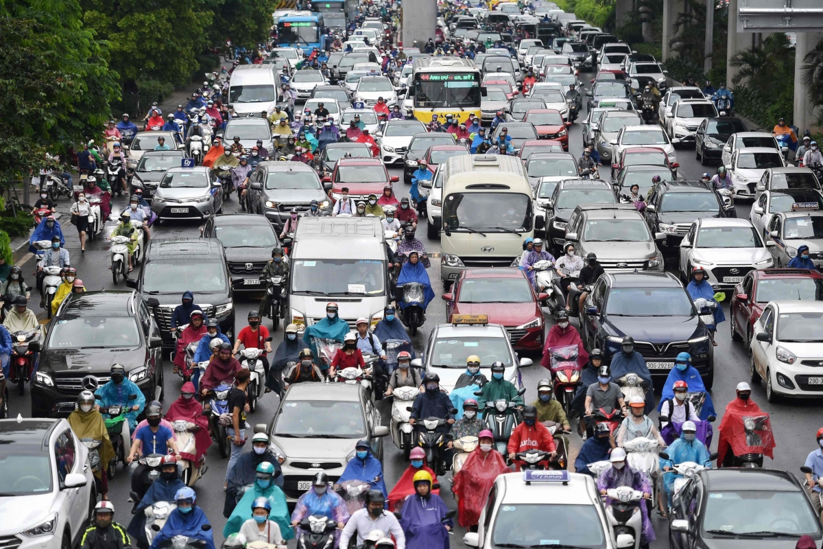 사회적 격리 및 회사 재택근무가 해제되면서 하노이 시민들이 아침 출근길에 나서고 있다. 5월12일 하노이 아침 출근길 풍경