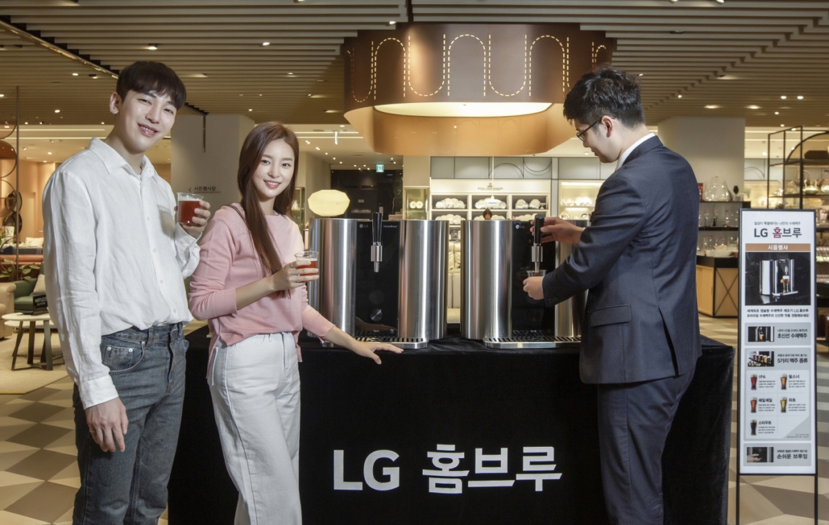 모델들이 지난 15일 신세계백화점 명동본점에서 `LG 홈브루` 시음행사를 참여하고 있다.
