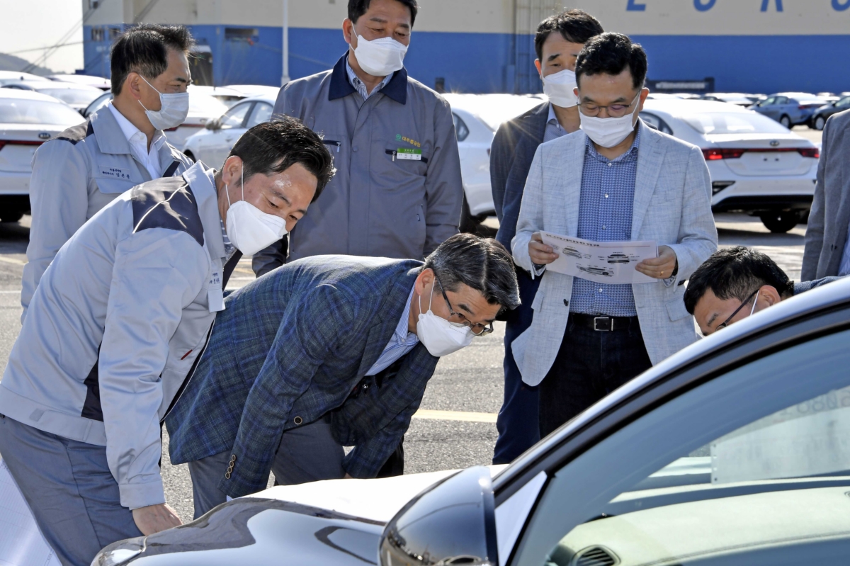 수출차량을 점검하는 송호성 기아자동차 사장(가운데)