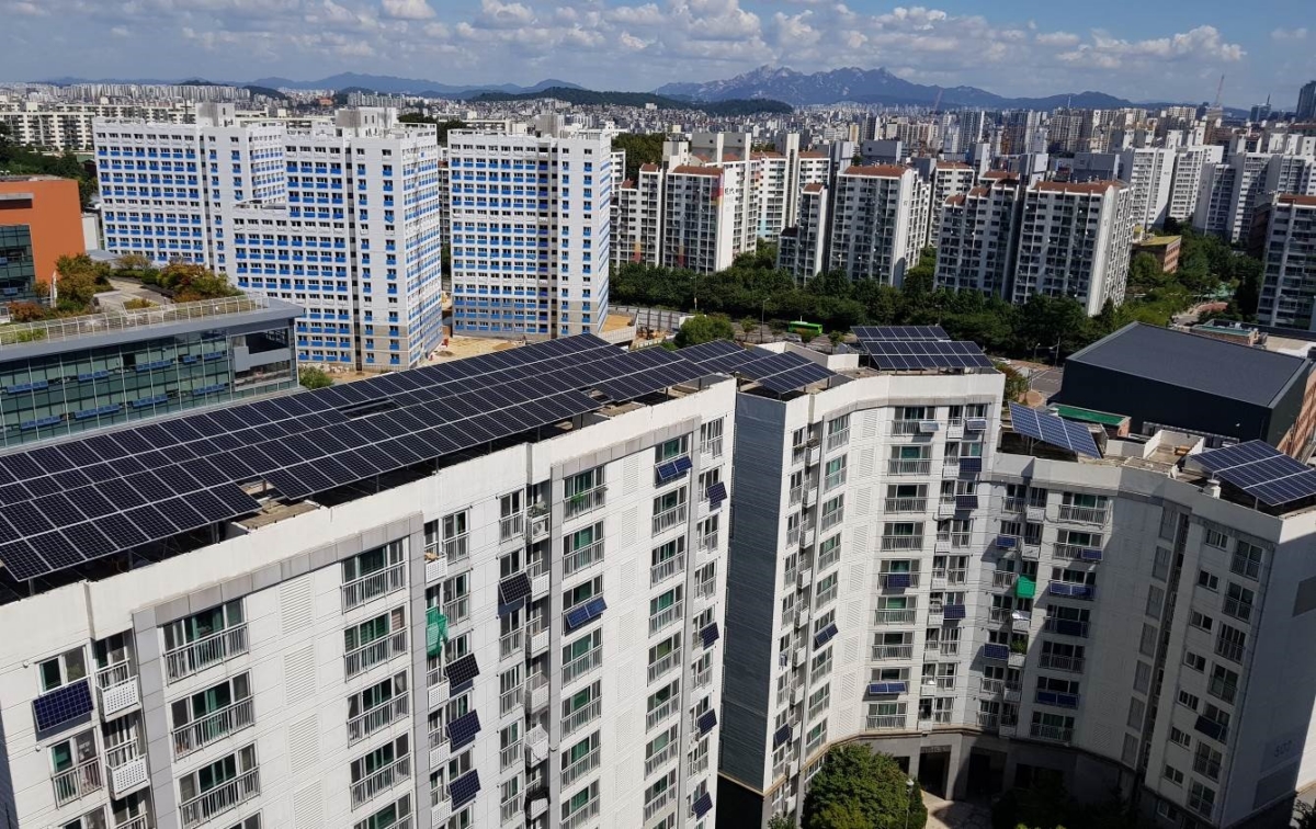 한화큐셀이 설치한 서울시 양천구 소재 신정이펜하우스 5단지태양광발전소(240kW 규모)