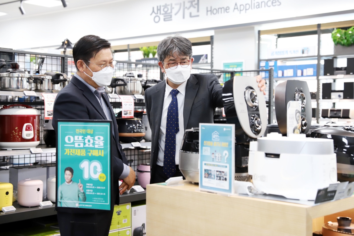 김창섭 한국에너지공단 이사장(오른쪽)이 지난 3월 30일 서울 롯데하이마트 영등포구청역점을 찾아 관계자와 으뜸효율 가전제품 환급사업에 대해 얘기하고 있다.