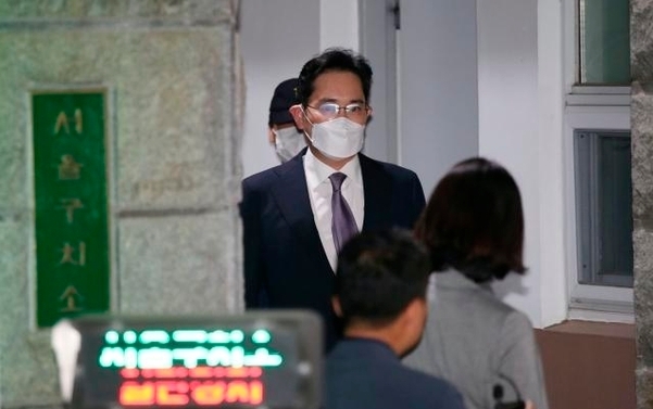 속영장이 기각된 이재용 삼성전자 부회장이 9일 오전 경기도 의왕 서울구치소를 나서고 있다.