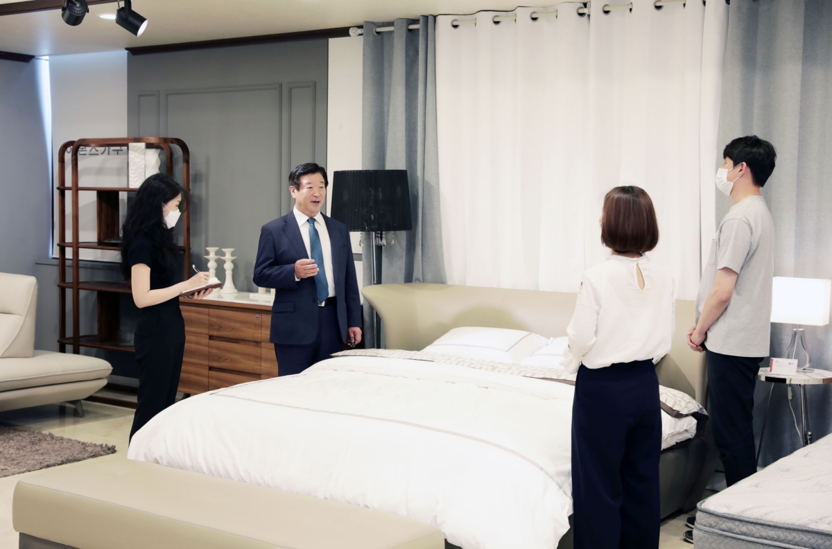 에몬스가구 김경수 회장이 직접 대리점주에게 샤론 침대를 설명하고 있다. 사진제공=에몬스가구.