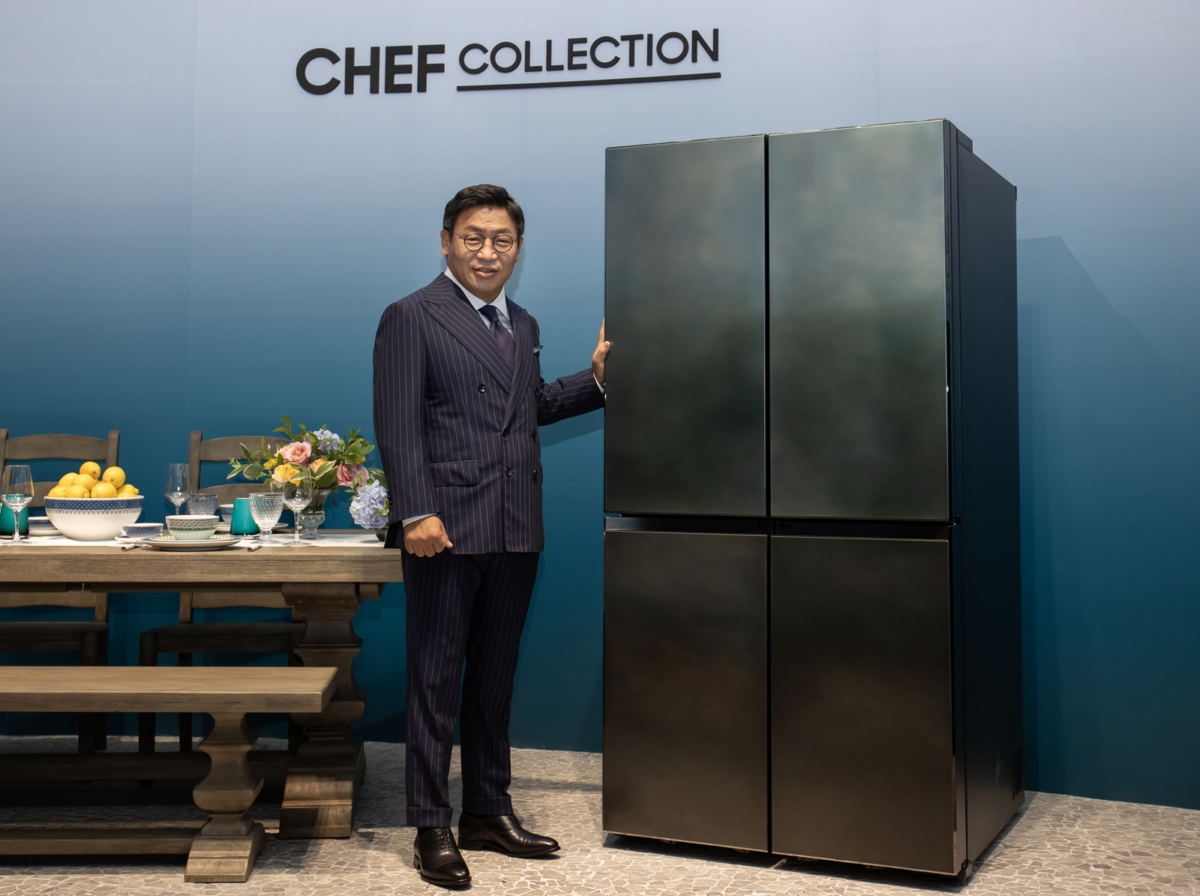 이재승 삼성전자 생활가전사업부장이 서울 성수동에 마련된 체험존에서 `뉴 셰프컬렉션` 냉장고를 소개하고 있다.
