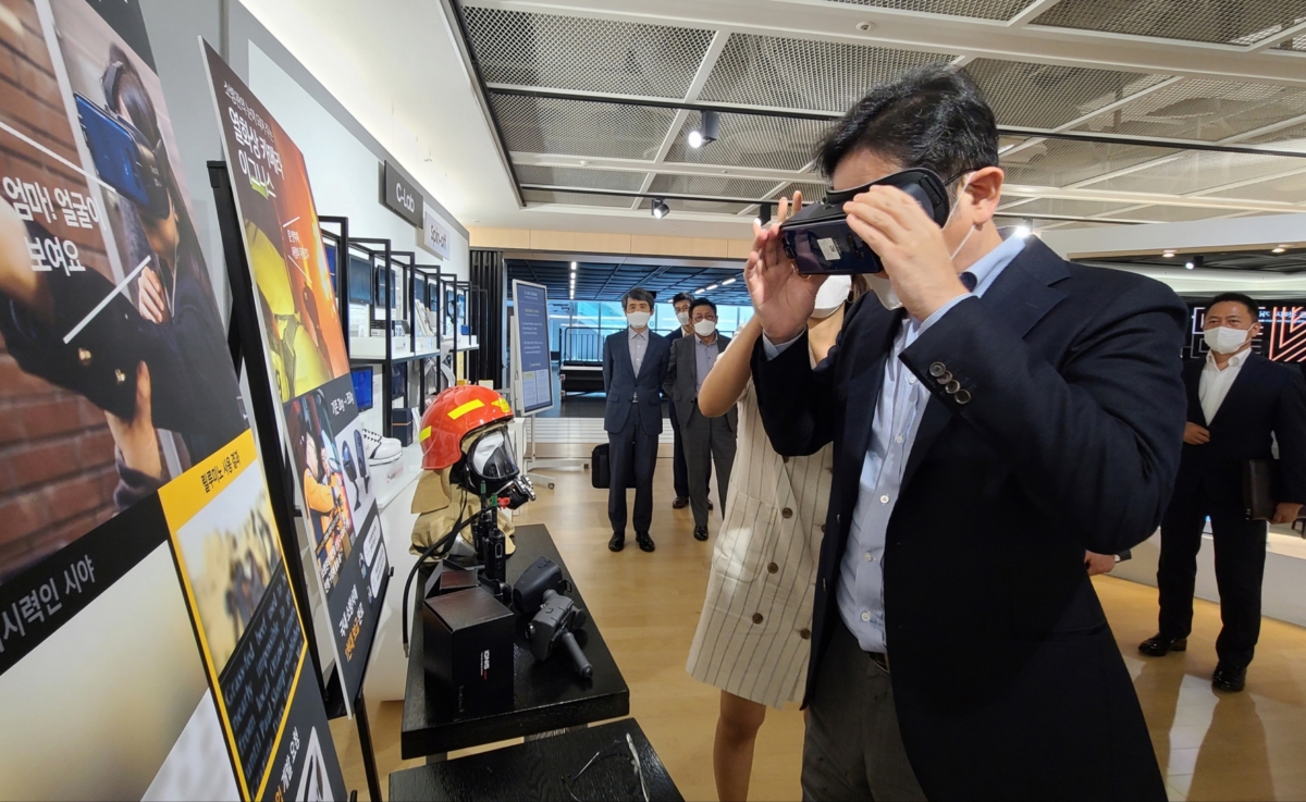 이재용 부회장이 6일 삼성전자 수원사업장에 위치한 `C랩 갤러리`를 찾아 사내 스타트업 `릴루미노` 기술을 체험하는 모습. `릴루미노`는 VR기술을 이용한 시각장애인 시각 보조 솔루션임