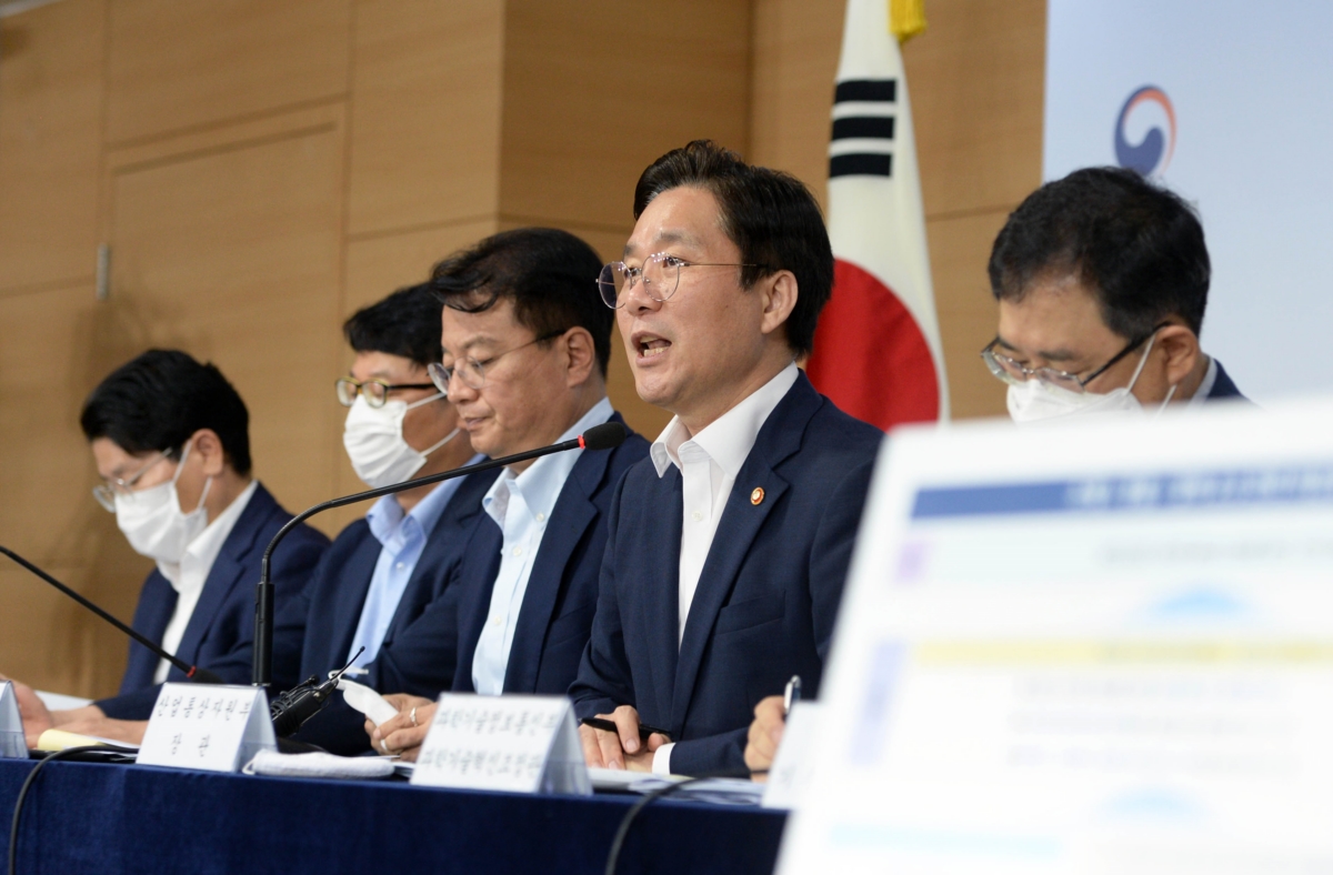 성윤모 산업통상자원부 장관이 8일 열린 소재·부품·장비 2.0 전략 관련 브리핑에서 발언하고 있다. (사진=산업통상자원부 제공)