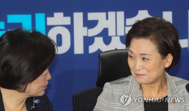 김현미 장관(우측)과 진선미 국토교통위원장(좌측). 사진=연합뉴스.