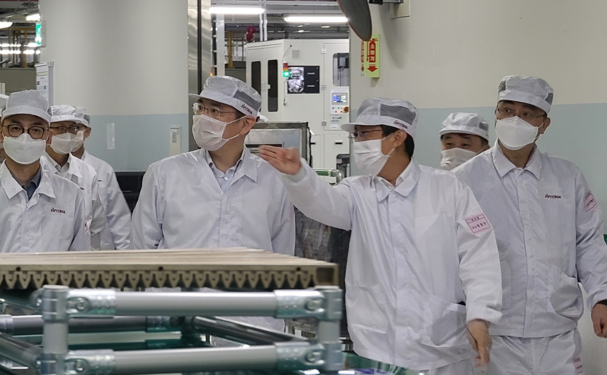 이재용 부회장이 16일 삼성전기 부산사업장을 찾아 차세대 패키지 기판 생산 공장을 살펴보는 모습