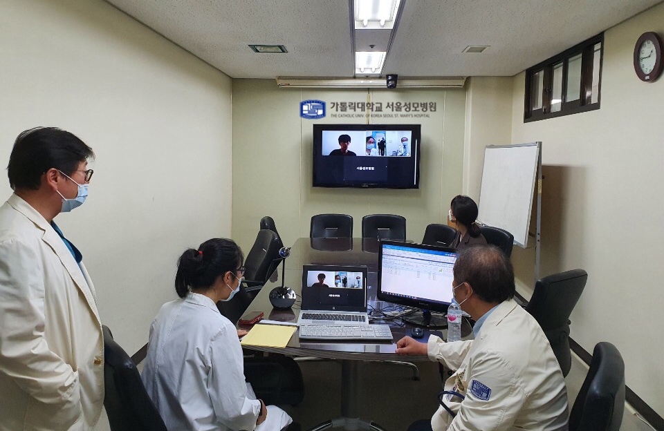 서울성모병원 의료진들이 현대건설 직원에게 건강상담을 하고 있다. 