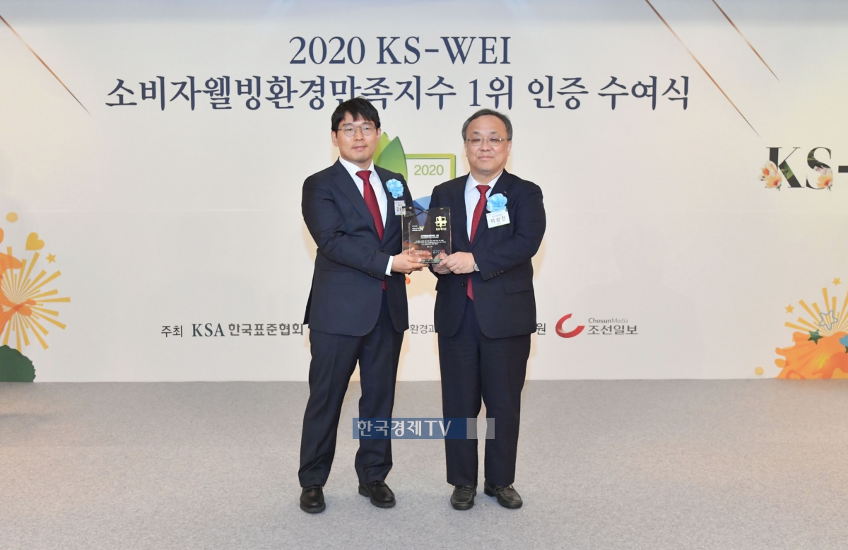 에몬스가구 김승곤 전무(왼쪽)가 이상진 한국표준협회 회장으로부터 인증패를 수여받고 있다. 사진제공=에몬스가구.