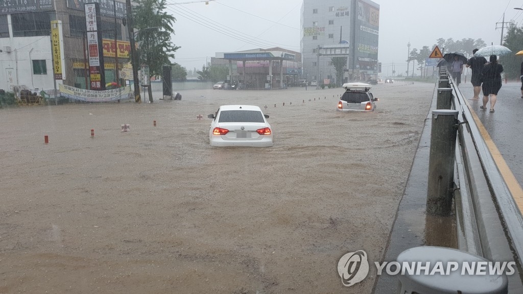충남 천안 도심 곳곳이 폭우에 물에 잠겼다. (사진=연합뉴스)