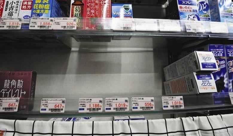 4일 오후 오사카의 한 약국 가글액 진열대가 텅 비어 있는 모습 (사진=도쿄주니치신문)