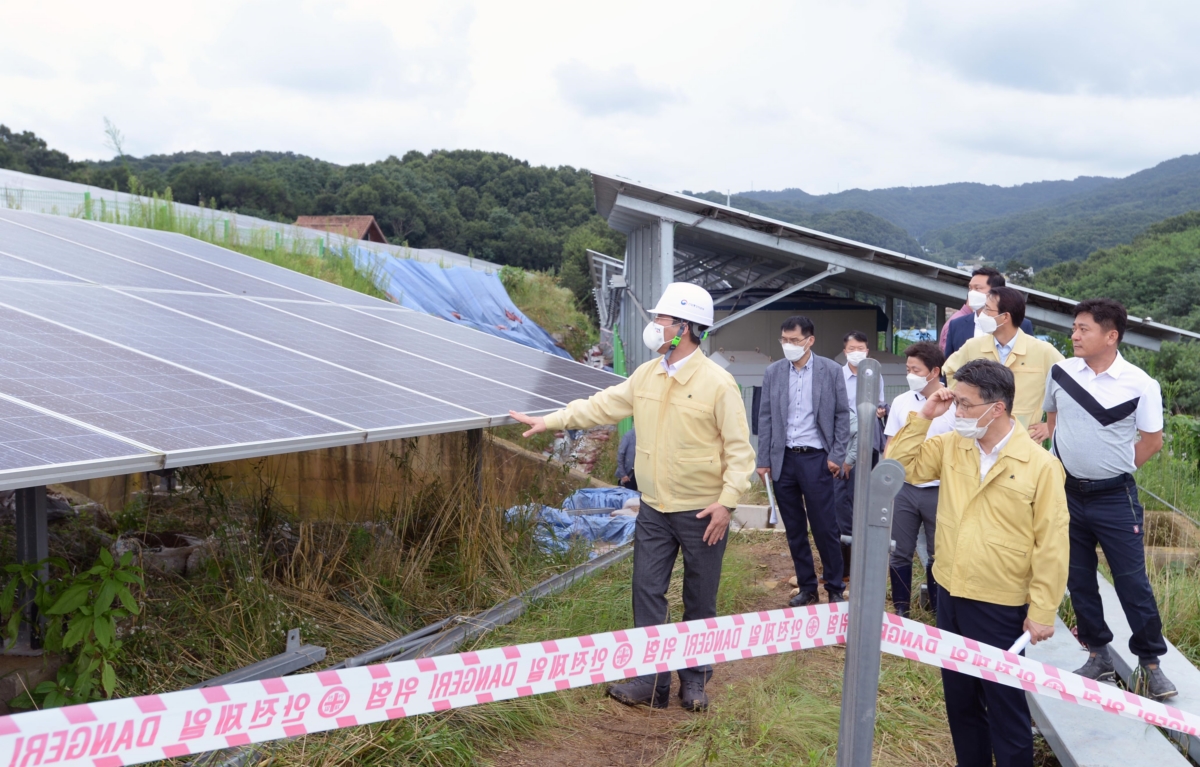 10일 산지 태양광 폭우 피해 현장에 방문한 성윤모 산업통상자원부 장관 (사진제공: 산업통상자원부)
