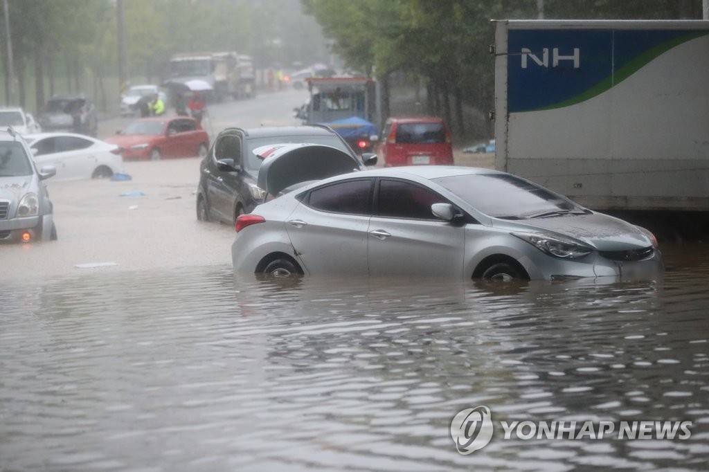 폭우로 차량 침수 (사진=연합뉴스)