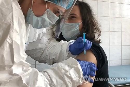러시아 개발 백신 1차 임상시험 모습. (사진=연합뉴스)