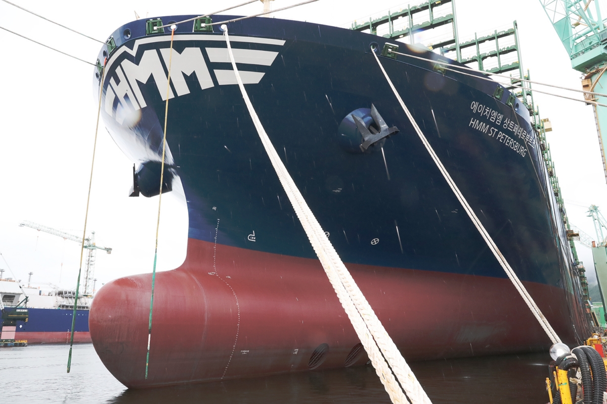 HMM에 인도되는 2만4천TEU급 컨테이너선 12척 중 마지막 선박인 `상트페테르부르크` 호의 선수 (사진제공: HMM)