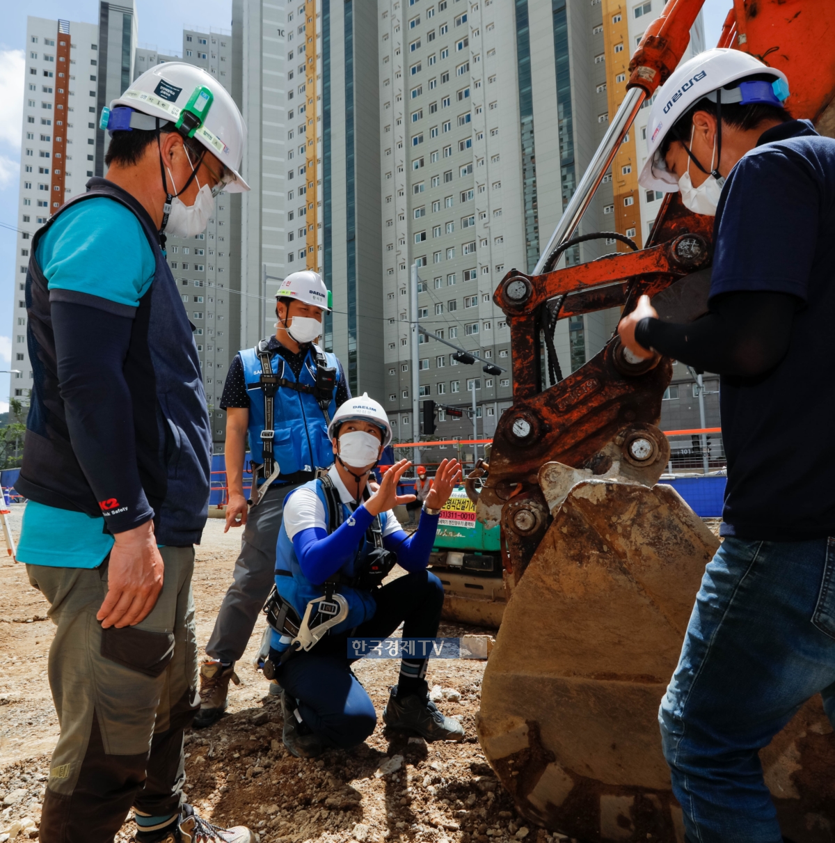 e편한세상 금정산 현장에서 대림산업 안전관리자와 협력회사 직원들이 공사 장비 점검을 진행 중이다.