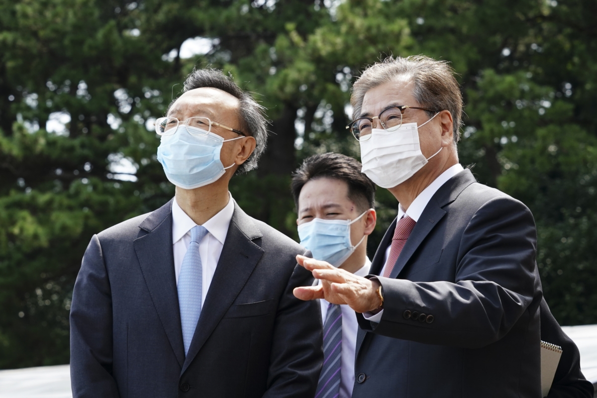 서훈 국가안보실장이 22일 오후 부산 웨스틴조선호텔에서 양제츠 중국 중앙정치국 위원과 회담을 마친 후 대화하고 있다. (2020.08.22. 청와대 제공)