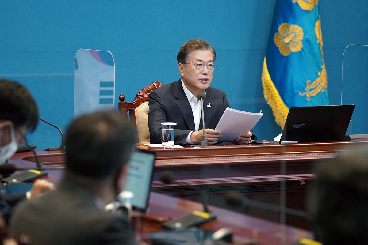 문 대통령이 24일 수석·보좌관회의를 주재하고 있다(청와대 제공)