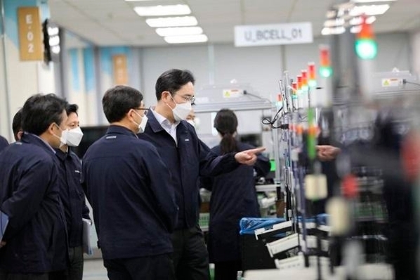 이재용 삼성전자 부회장이 구미사업장에서 스마트폰 생산 공장을 점검하고 있다. (2020. 3. 3)