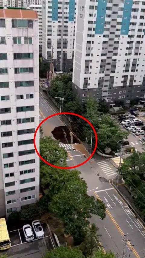 26일 구리시 교문동의 아파트단지 앞 도로에 대형 싱크홀이 발생했다. (사진=연합뉴스)