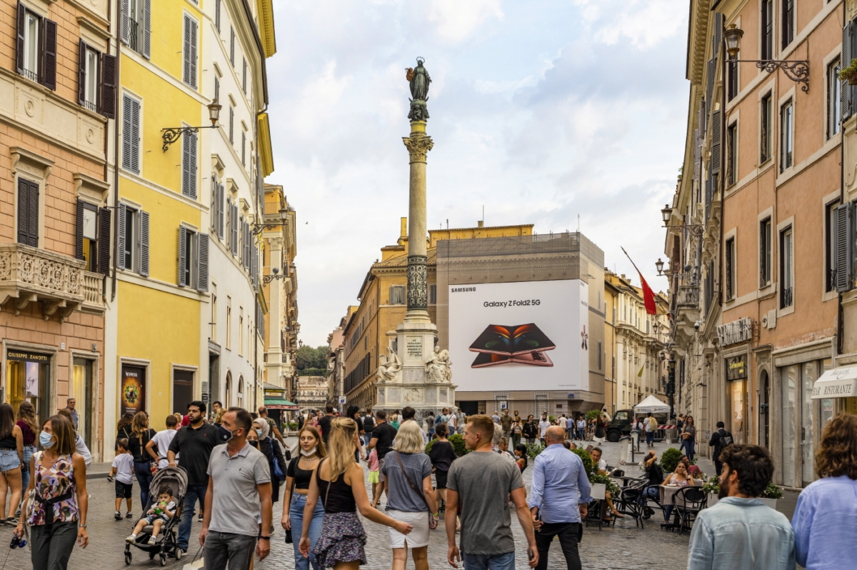 이탈리아 로마 스페인 광장에서 운영 중인 `갤럭시Z 폴드2` 옥외광고.