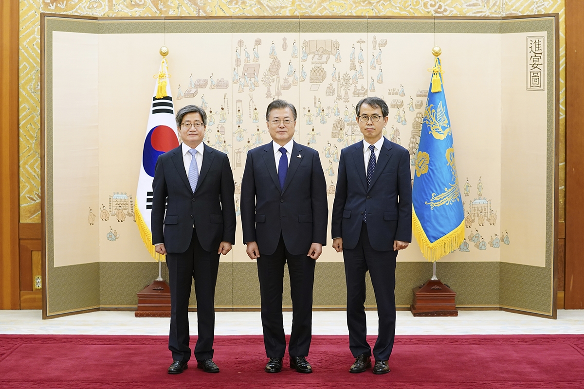 문 대통령이 18일 이흥구 신임 대법관(사진 우측)에 임명장을 수여했다. 좌측은 김명수 대법원장(청와대 제공)