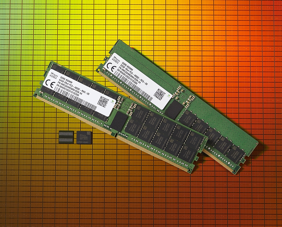 SK하이닉스가 세계최초로 출시한 2세대 10나노급(1ynm) DDR5 D램.
