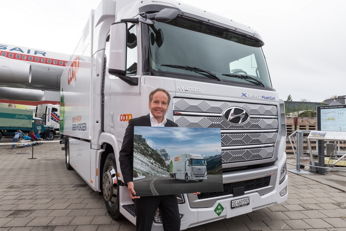 현대자동차 ‘엑시언트 수소전기트럭’을 7일(현지시간) 스위스 고객사 대표들에게 인도했다. 사진제공: 현대자동차