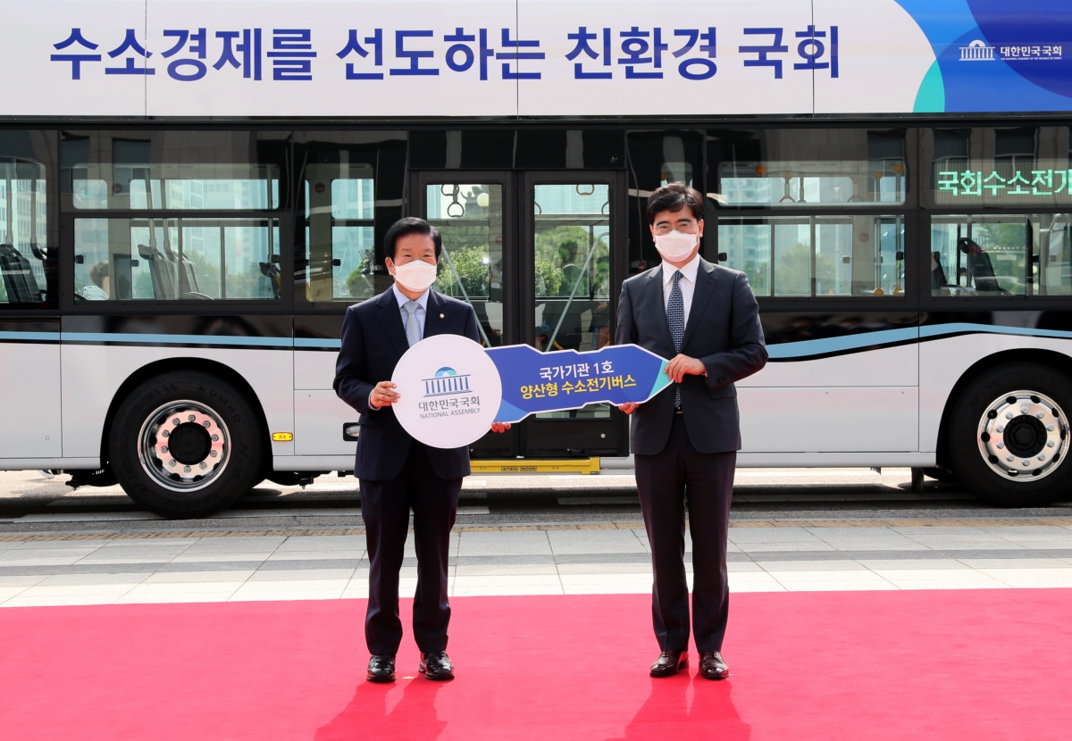 국회가 도입한 수소전기버스 앞에서 박병석 국회의장(사진 왼쪽)과 공영운 현대자동차 사장(사진 오른쪽)이 기념촬영을 하는 모습